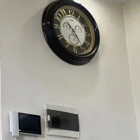 ساعت دیواری بزرگ‌ طلایی قهوه ای