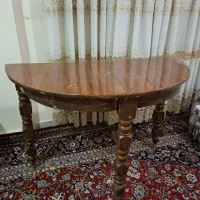 میز نیم دایره چوبی با پایه های خراطی شده