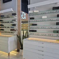 فروشنده خانم برای عینک فروشی‌