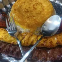 تهیه غذای خادم آماده ارائه خدمات به مجالس مهمانی