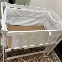 تخت کنار مادر