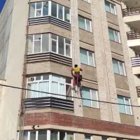 پیچ رولپلاک نما کاردرارتفاع کار با طناب شستشوی نما