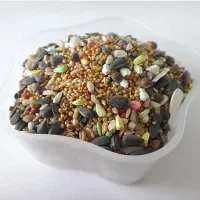 کارگر تولید غذای پرنده