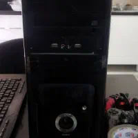 یک عدد کیس کامپیوتر بازی خور با دوعدد دسته بازی