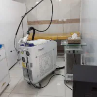 اپراتور خانم دستگاه موهای زائد