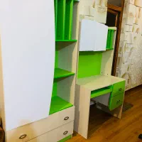 میز تحریر و کتابخانه