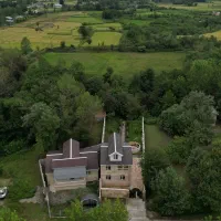 ویلای دوبلکس بهارخواب‌دار لب رودخانه