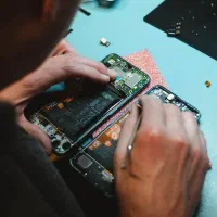تعمیرات موبایل لبتاب در مغازه و تعمیرات در محل شما