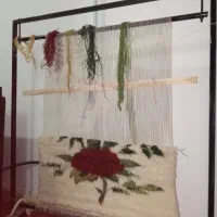 دار قالی همراه با نخ پشمی و نخ چله و شانه و قلاب
