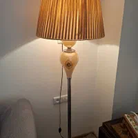 آباژور ایستاده