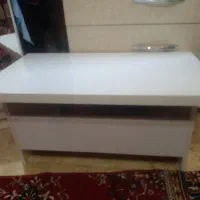 میز تحریر نشسته  . ام دی اف