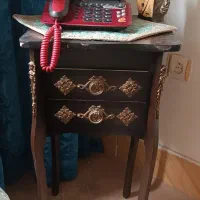 یک عدد تلفن با میز