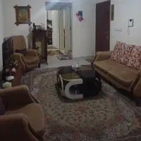 مبل راحتی ۷ نفره تمیز و میز جلو مبلی