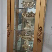 گنجه بین مبلی با دکوری هاش سالم و تمیز