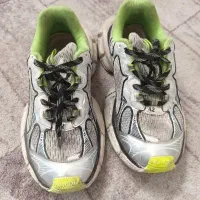 کفش کتونی|کیف، کفش، کمربند|شوش, |دیوار