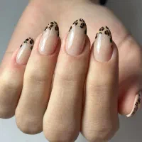 کاشت ناخن مژه لیفت مژه رنگ و لایت در سالن زیبایی