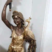 مجسمه چراغ دار کلاسیک طرح بانوی طلایی و طاووس