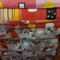 تعدادی تشک پنبه ای با کاورهای پارچه ایی جداگانه