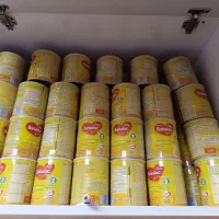 قوطی خالی شیر خشک به همراه پیمانه