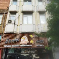 آپارتمان بر خیابان ازادی