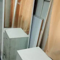 یک عدد کمد درب شیشه ای و یک عدد کمد سه کشابه