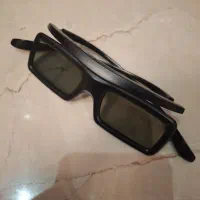 ۴ عدد عینک 3d به همراه فیلم ها و دستگاه پخش