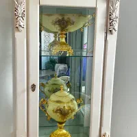 ویترین کنار مبلی همراه تزئینی های داخلش