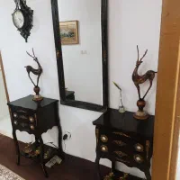 دوعددمیزکنارسالنی همراه آینه قاب سلطنتی وساعت ست