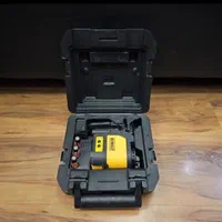 تراز لیزری نور سبز دیوالت برجسته باکیف و پایه