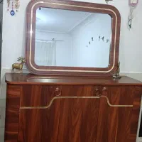 سلاممیزوآینههمراهبا ساعت و زیر تلویزیون