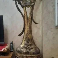 ساعت دیواری و کنار سالنی