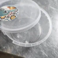 تعدادی ظروف پلاستیکی