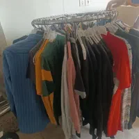تعدادی تیشرت و پیراهن جعبه ای