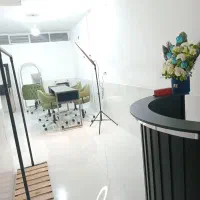 اجاره ی صندلی در سالن و خدمات ناخون میکاپ شینیون..