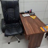 ۲عدد میز مدیریتی و ۱عدد صندلی مدیریتی