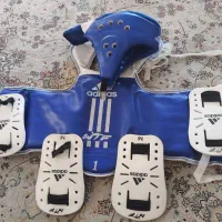 هوگو تکواندو با کلاه .ساق بند.ساعدبند