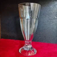 لیوان شیشه‌ای پایه ‌دار و بلند