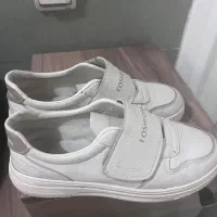 چندجفت صندل  و کتانی به علت کمبود جا زیر قیمت