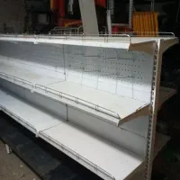 قفسه دوبل وسط فروشگاهی بسیار تمیز