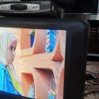 فروش تلویزیون سالم به همراه میز