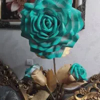 گل مصنوعی و گلدان