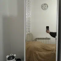 کمد طبقاتی آرایش همراه با میز کنار تخت