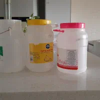 تعدادی ظرف ماست