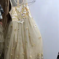 یک مقدار لباس در حد نو و نو به فروش می‌رسه