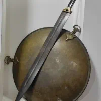 شمشیر سپر قدیمی عتیقه کلکسیونی. کلاه خود اشانتیون|کلکسیون اشیاء عتیقه|نکا, |دیوار