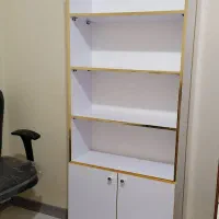 کتابخانه چوبی و میز تحریر