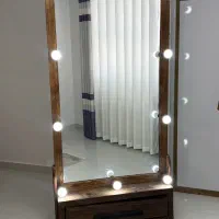 آینه چوبی و چراغ دار
