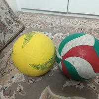 دو عدد توپ والیبال