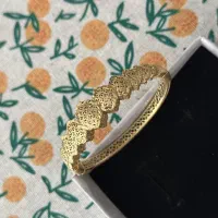 طلا تمیز و نو هستن حدود۱۱گرم به قیمت ۲۰۰ بالا خام