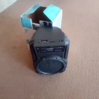 یه اسپیکر نو تمیز با کارتن